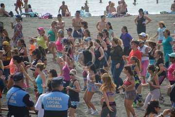 La Policía Local impide la instalación de chiringuitos en la avenida de Melenara pese al permiso verbal del alcalde (Foto TA)